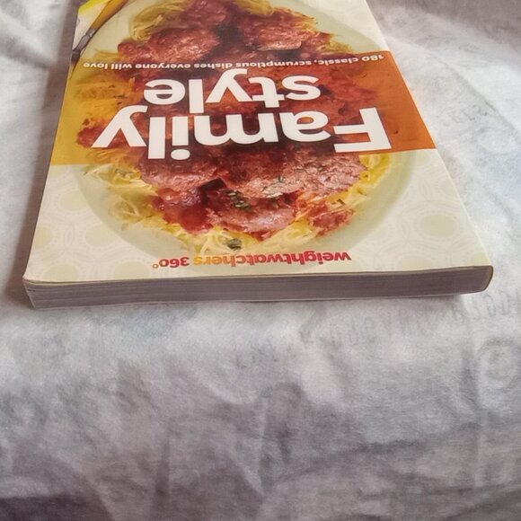 WEIGHT WATCHERS FAMILY STYLE 180 CLASSIC SCRUMPTIOUS DISHES EVERYONE WILL LOVE - Picture 6 of 8